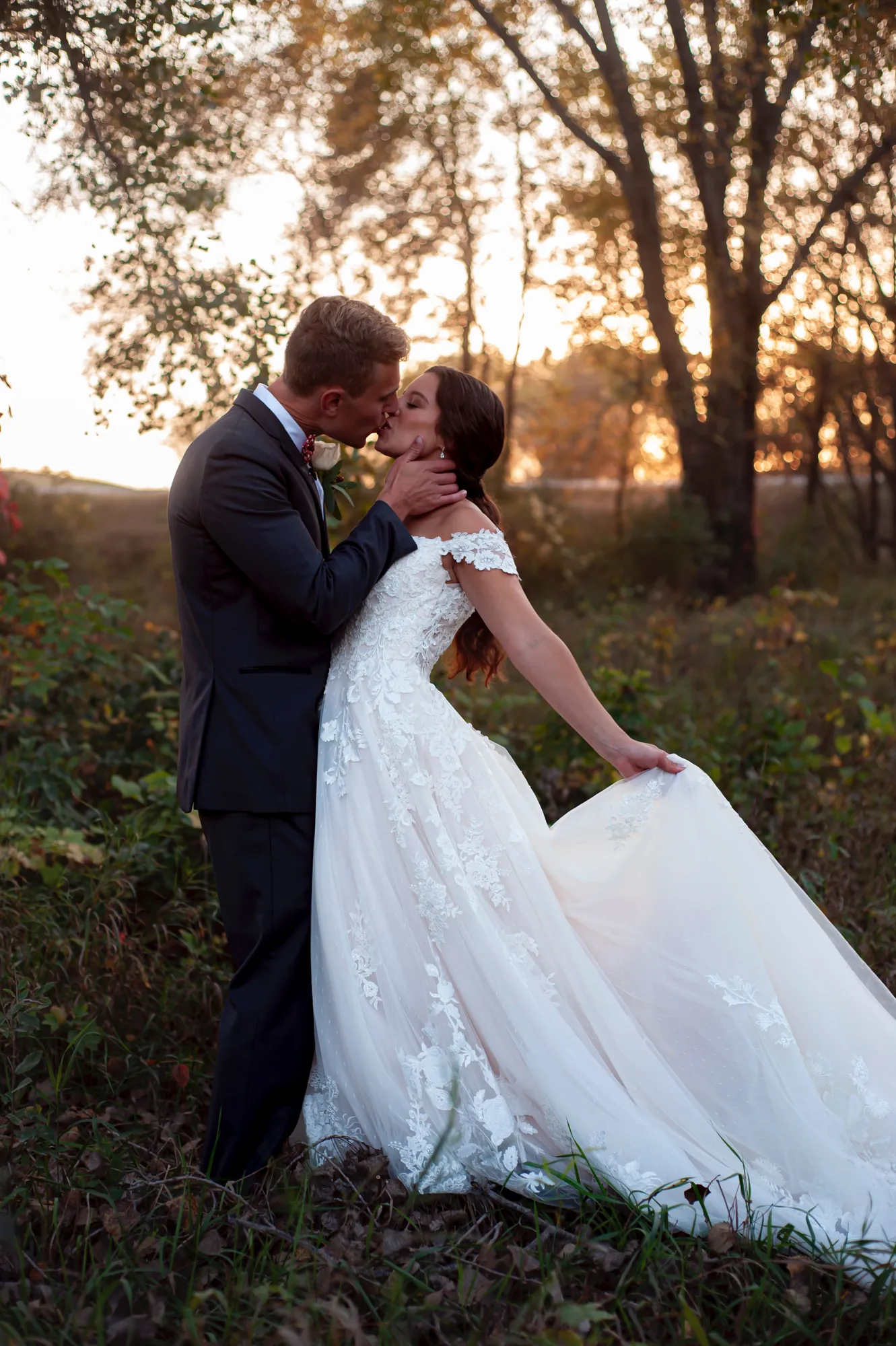 Wedding photography in the Cedar Valley, sunset kiss in the trees
